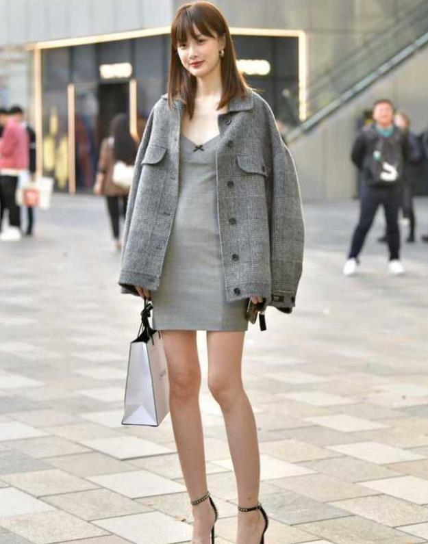 街拍:时尚的酒红色瑜伽裤,小美女穿起来清爽又减龄,清爽大方