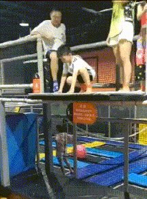 |搞笑GIF:小伙子,别在大人面前耍技,你要知道姜还是老的辣