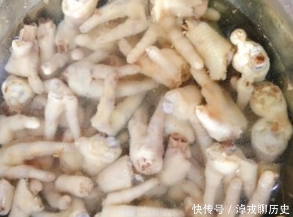 香辣|教你秘制鸡爪方法,不用泡不用炸,香辣入味,连吃10个都不解馋!
