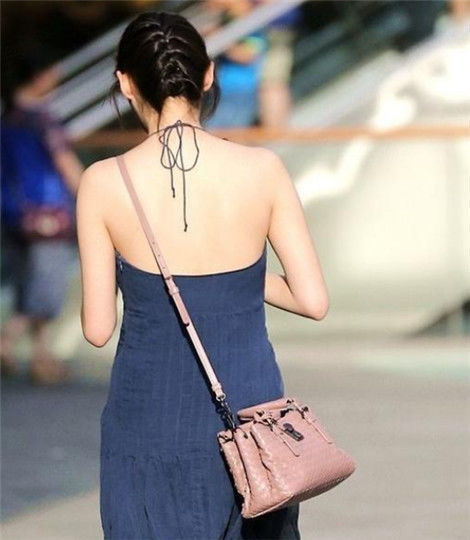 街拍美女皮衣配紧身牛仔,长发披肩,干脆利落