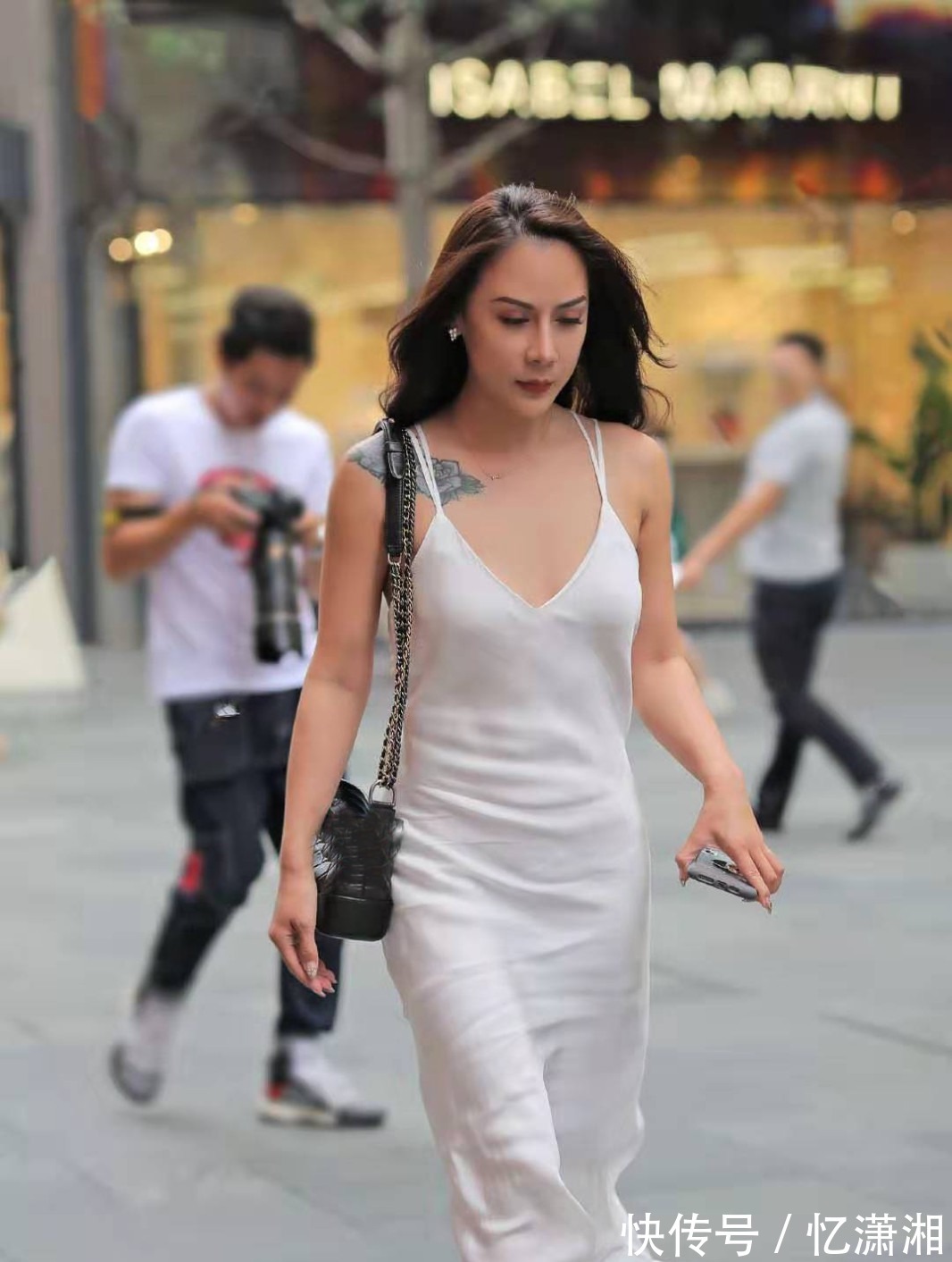 身穿白色|街拍知性大方的小姐姐，身穿白色吊带连衣裙，非常的美丽动人！