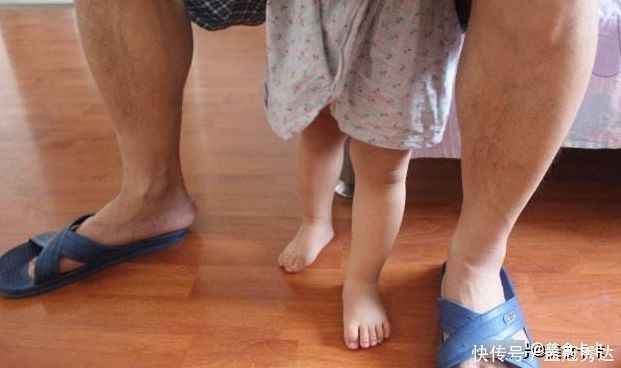 宝爸|年轻爸爸闻了下宝宝小脚,假装被熏晕,宝宝接下来的举动太可爱了