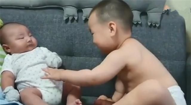 竞争感|2岁哥哥想抱抱弟弟,弟弟“吨位”太重抱不动,接下来画面真萌