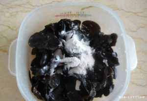 泡木耳时,别再直接用水泡,学会饭店这方法,木耳发得又快又干净