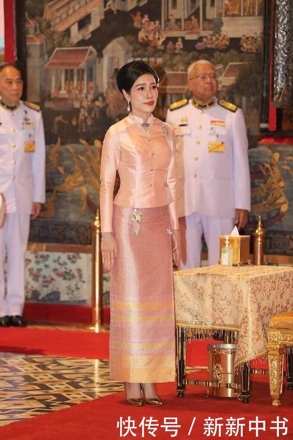 金色|苏提达穿一身金色太贵气！跪拜诗琳通公主真谄媚，却冷眼看诗妮娜
