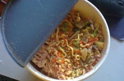  泡泡面|学生党最爱的5种泡面搭档，卤蛋香肠上榜，图2最经典，图5很魔幻