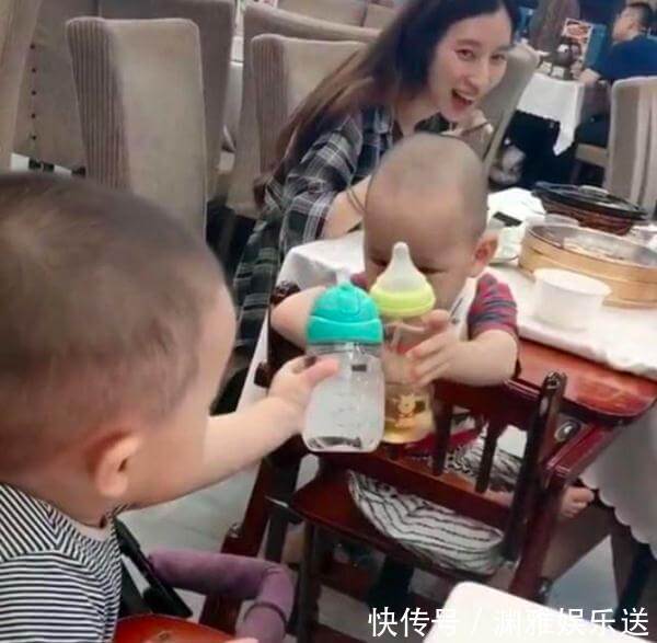 画面|妈妈带2岁宝宝出门吃饭,隔壁桌也坐着宝宝,结果画面有趣极了