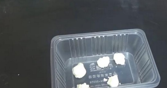 洗衣服不要只放洗衣液,里面扔两个它,多脏的衣服都能干净如新