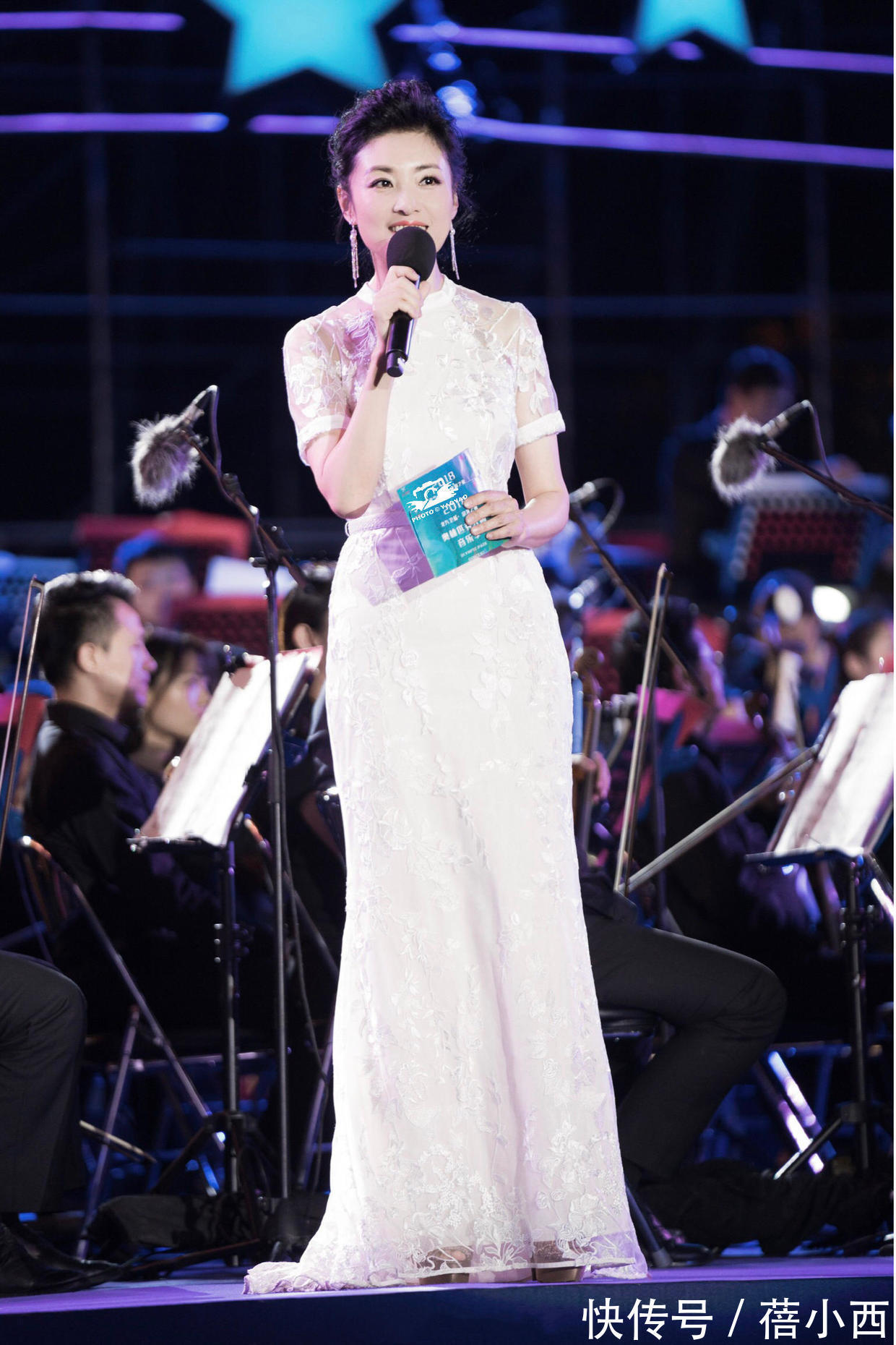 连衣裙|周涛终于高调一回,穿红色连衣裙配金色高跟鞋,身材比例真不错