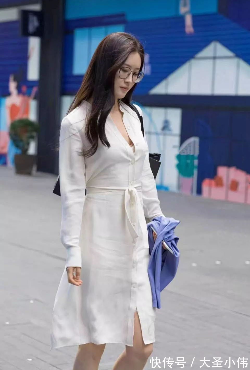 街拍|美女街拍:优雅既学不来,也无法掩饰,非常香甜的气质美女,看到她过目不忘
