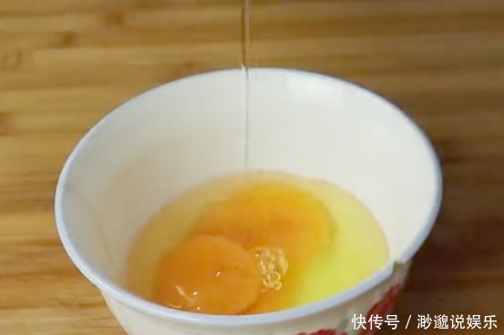  饭菜|买把芹菜回家做道好吃的，鲜香美味，一口清脆，是道不错的下饭菜