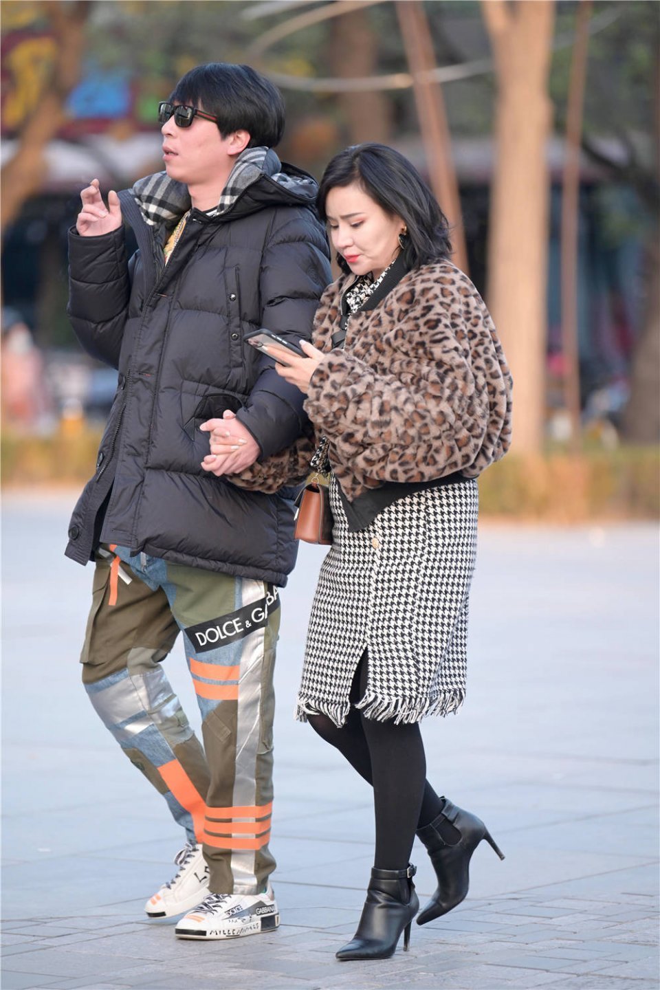 街拍:喜欢高跟短靴的姑娘很多,尖头细跟款式更受青睐,增高显瘦有气质