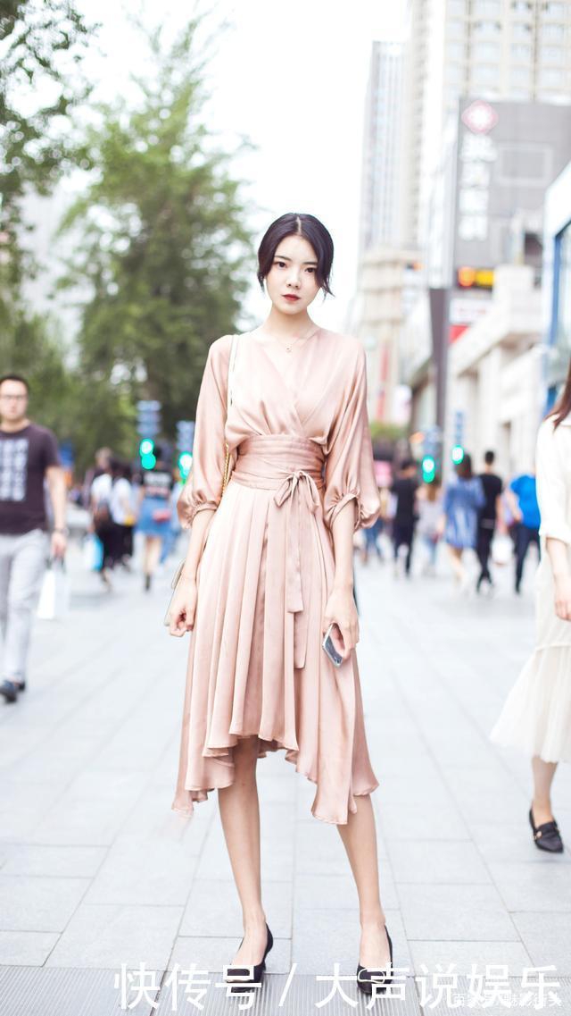 连衣裙搭配尖头细跟鞋，是强强联手的组合，修饰身材还提升气质