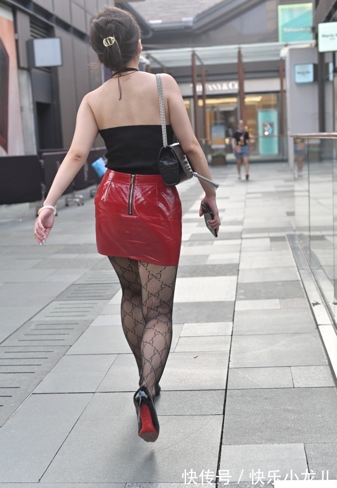 双g|30岁阿姨的红色皮裙,搭配独特,轻松展现时尚美