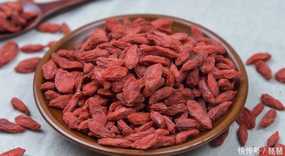 枸杞遇上它,大肚子没了,失眠好了!女人不想满脸皱纹,可以试试