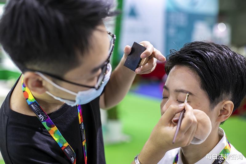 填充物 美容手术变毁容,一生中的痛苦