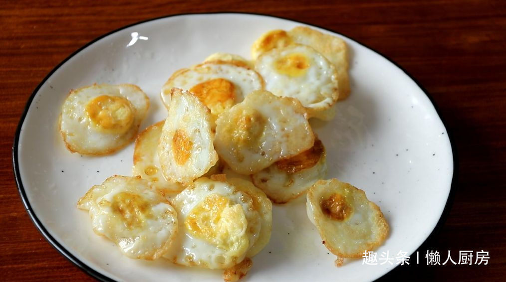 鹌鹑蛋别只会卤着吃,教你一种新做法,配上青红椒炒着吃