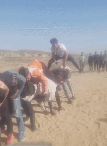 |搞笑GIF段子: 大姐,你这是过什么瘾呢,离过年还远着呢