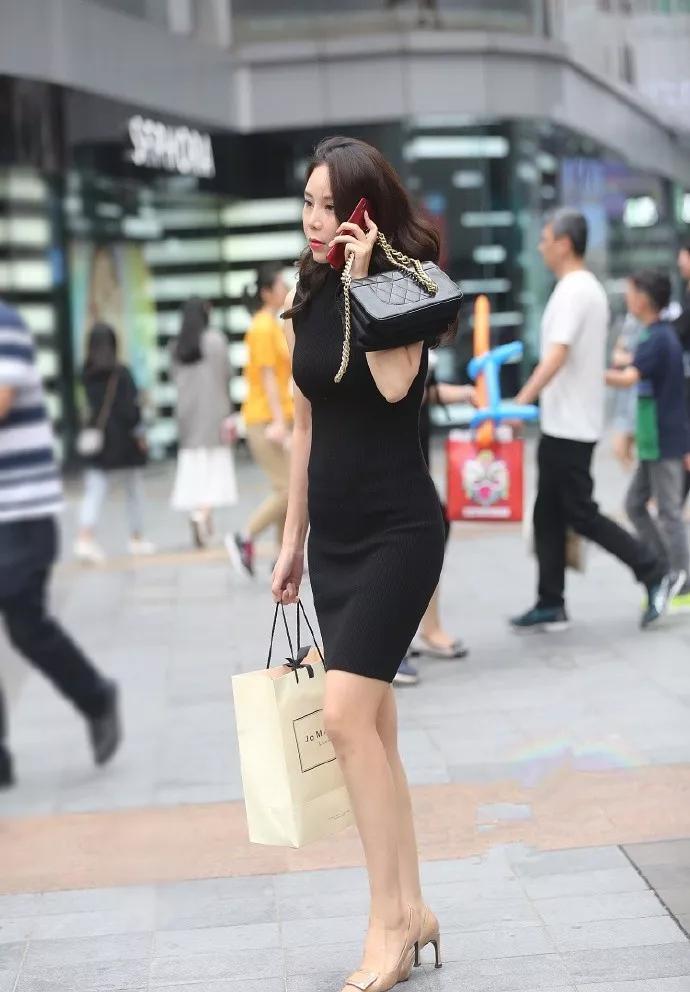 小妹妹 美女一双红色的漆皮尖头高跟鞋,让她走路的姿态也显得格外的自信