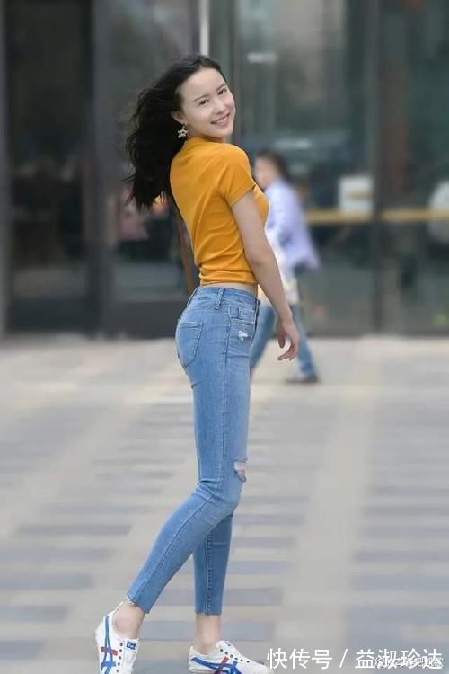 破洞牛仔裤 橘黄色短袖圆领T恤衫,搭配修身破洞牛仔裤,修饰出甜美好身材