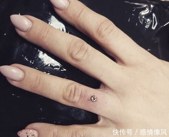 国外流行新趋势手指上钻孔戴戒指，看着都疼