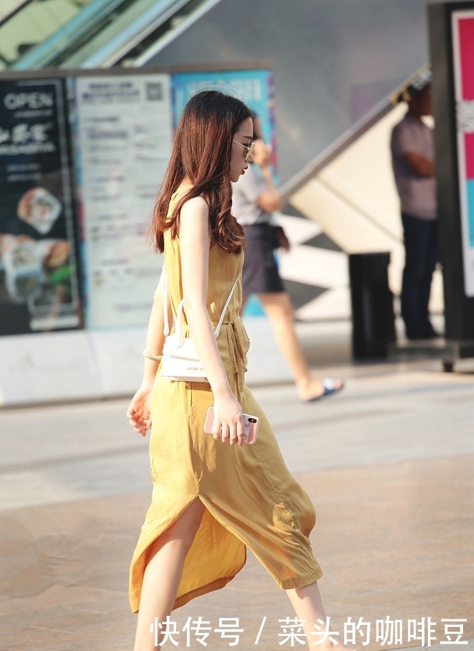 穿搭:美女上面穿一件抹胸背心搭配一条牛仔裤,活力又有个性!