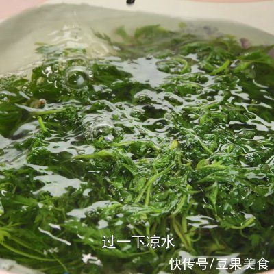 咸蛋黄肉松青团做法，蛋黄松软，粑粑香甜，是春天的味道没错了