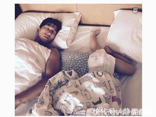 亲子关系|一家四口睡觉的照片火了,网友笑翻:父母是真爱,孩子是意外