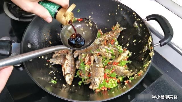 吃了30年小河鱼,还是这种做法最好吃,又香又酥,连骨头都能吃