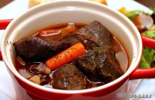 不管是炖猪肉还是炖牛肉，最忌直接焯水，否则肉又老又柴