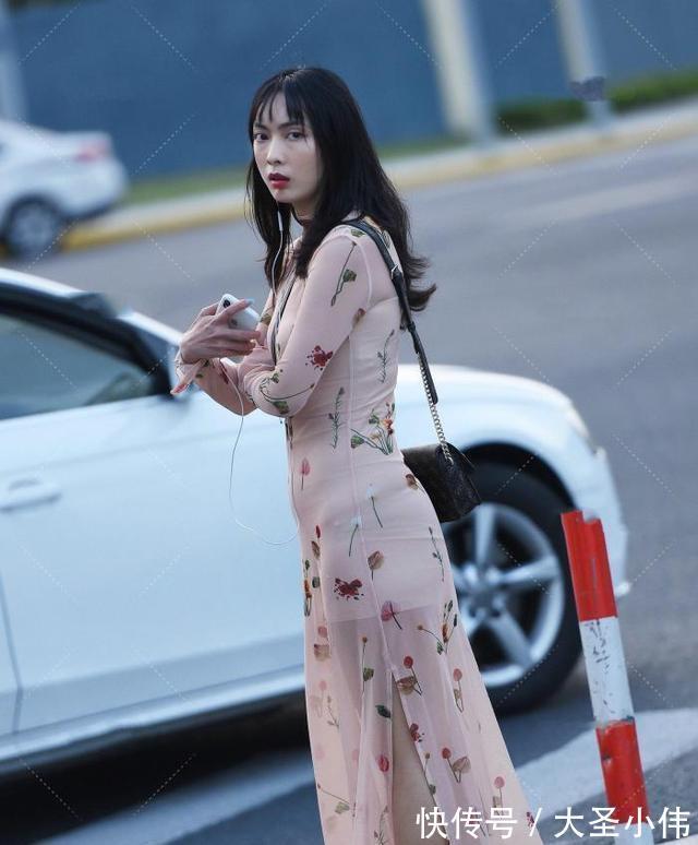 时装设计|美女街拍:裙子单穿背心太单调?试着加长款,叠穿看起来不错