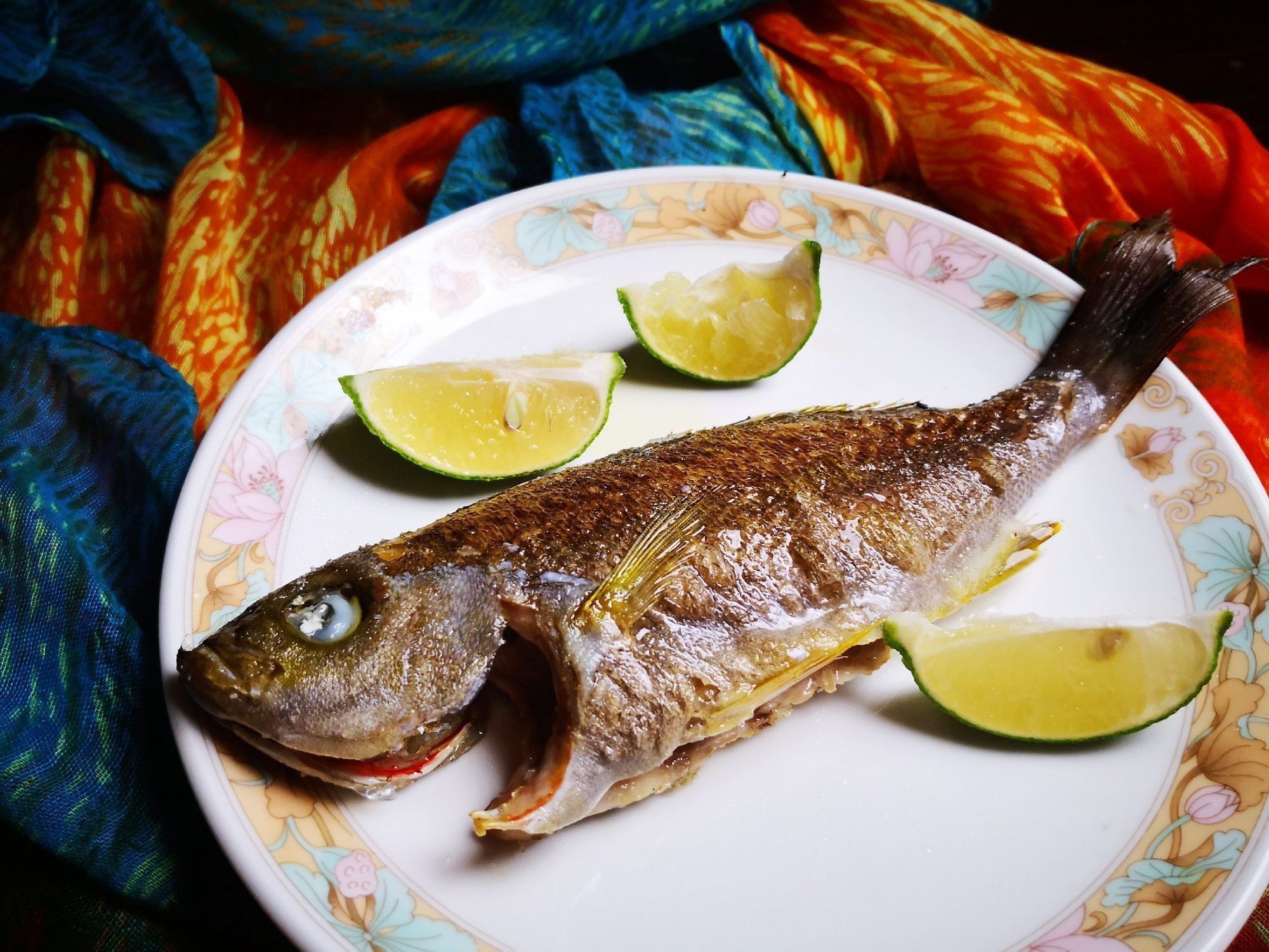 煎鱼时“最怕”先开火后倒油，60岁大厨教你1招，肉质鲜嫩不破皮