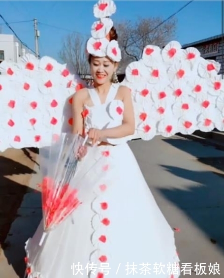 红纸|新娘用白纸和红纸做成婚纱拍婚纱照,成片很有创意却遭老人白眼