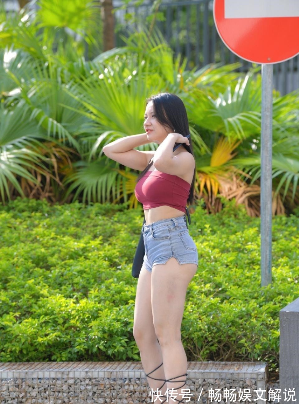 高跟鞋 对自己“够狠”,别人是穿高跟鞋,姐姐是直接绑腿上!