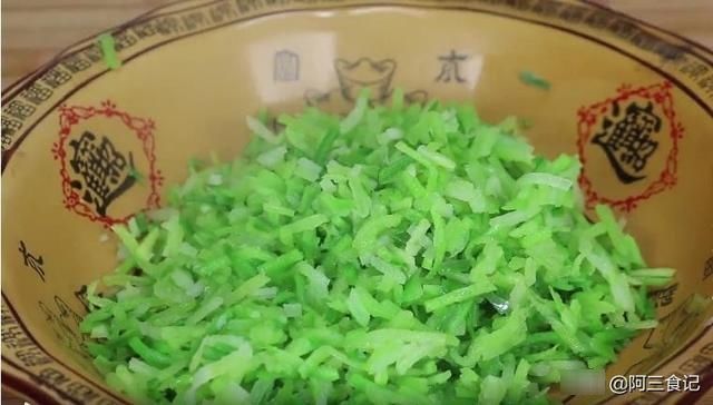 冬天萝卜最解馋做法，不炒不炖不腌，放锅里蒸一蒸，上桌比肉还香