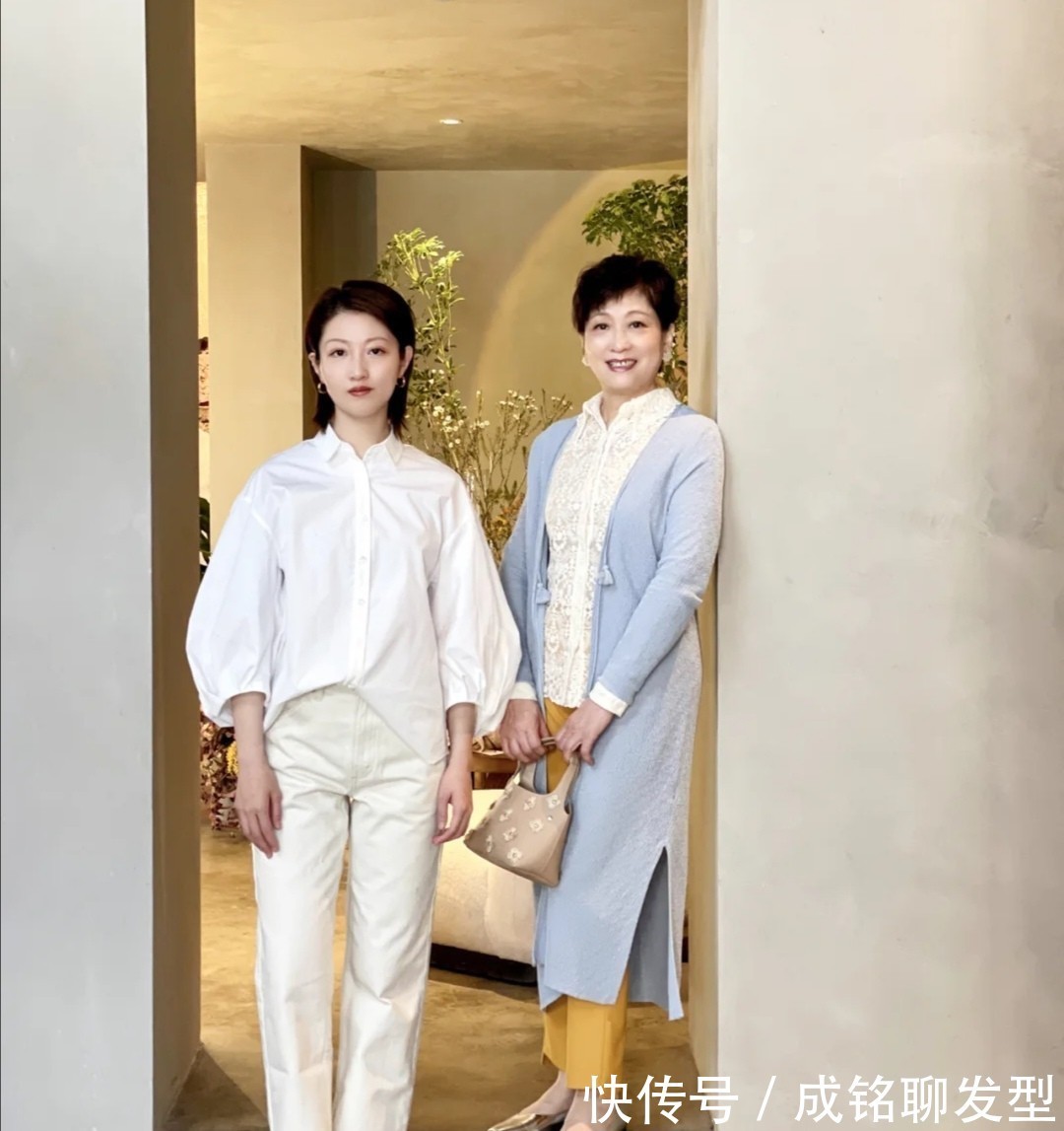 印花裙|这些奔六的妈妈们真会打扮,穿衣简约大气又时髦,甩同龄人一大截