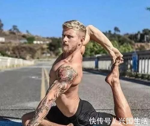 左腿|男生练瑜伽更绝,美的令人不想眨眼,像是流落凡间的美男子