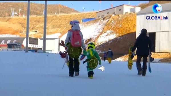 王茜熙|萌翻全场 三岁滑雪小达人来啦