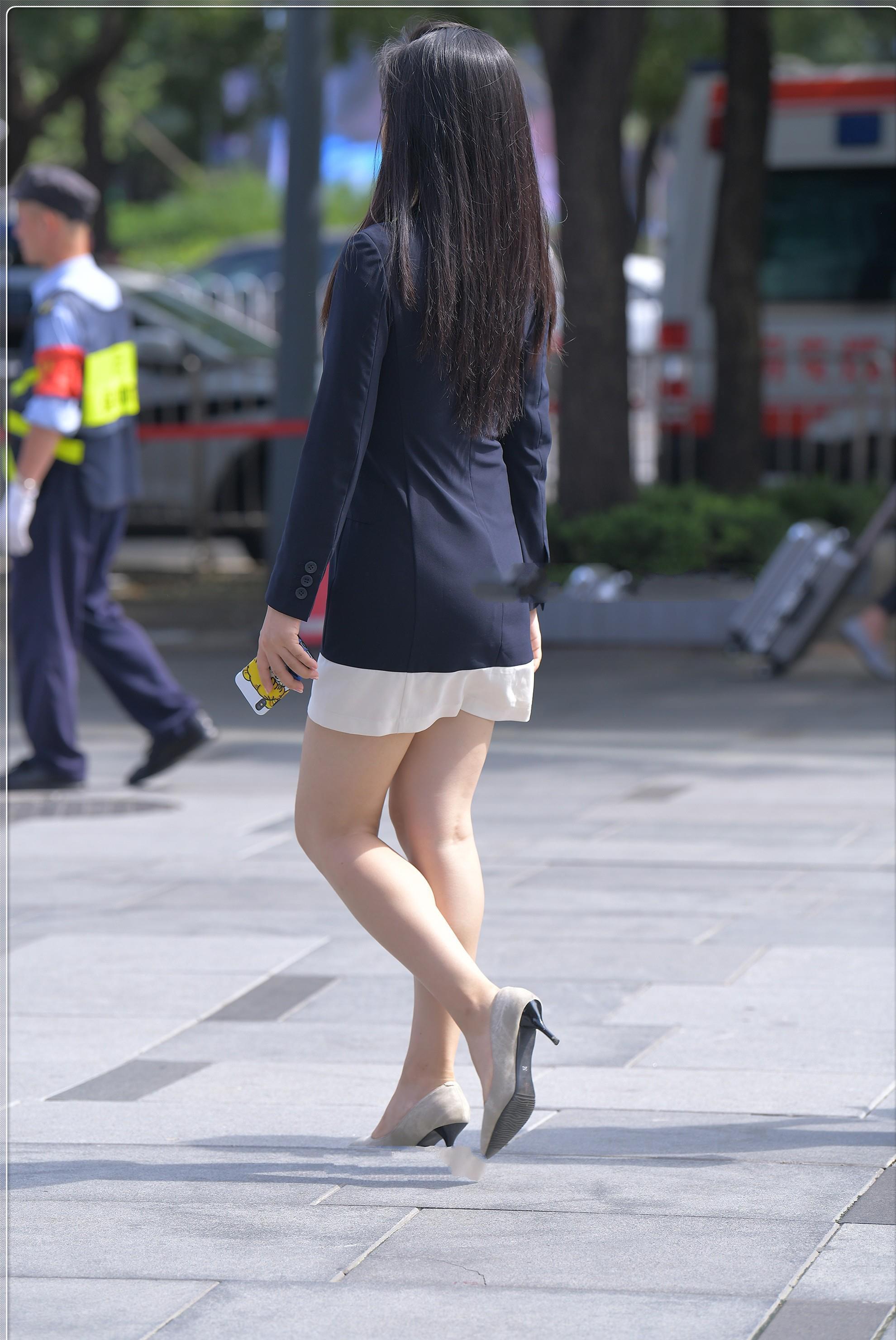 白色修身连衣裙外搭深色外套,大方优雅,防晒又时尚