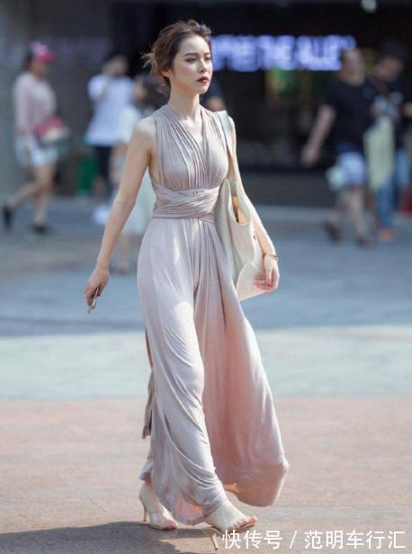 健美裤 深蓝色牛仔打底裤搭银色单鞋,穿出潮流的街头风,有女性的俏皮感