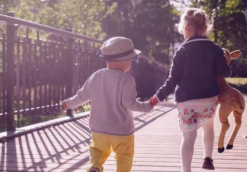 行为|孩子有这3种“懂事”行为，暗示长大后情商低，家长别不当回事