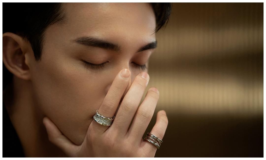 吴磊深v黑西装好惊艳!身材完美上演眼神杀,妥妥的霸道总裁