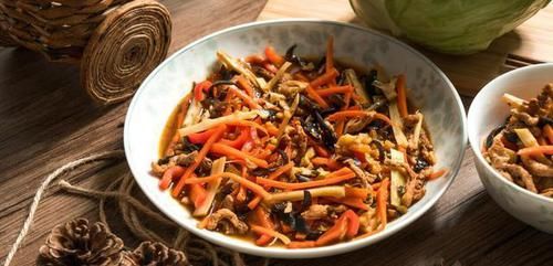 制作鱼香肉丝时,好吃有诀窍!不放醋和豆瓣酱,依旧香嫩又入味!