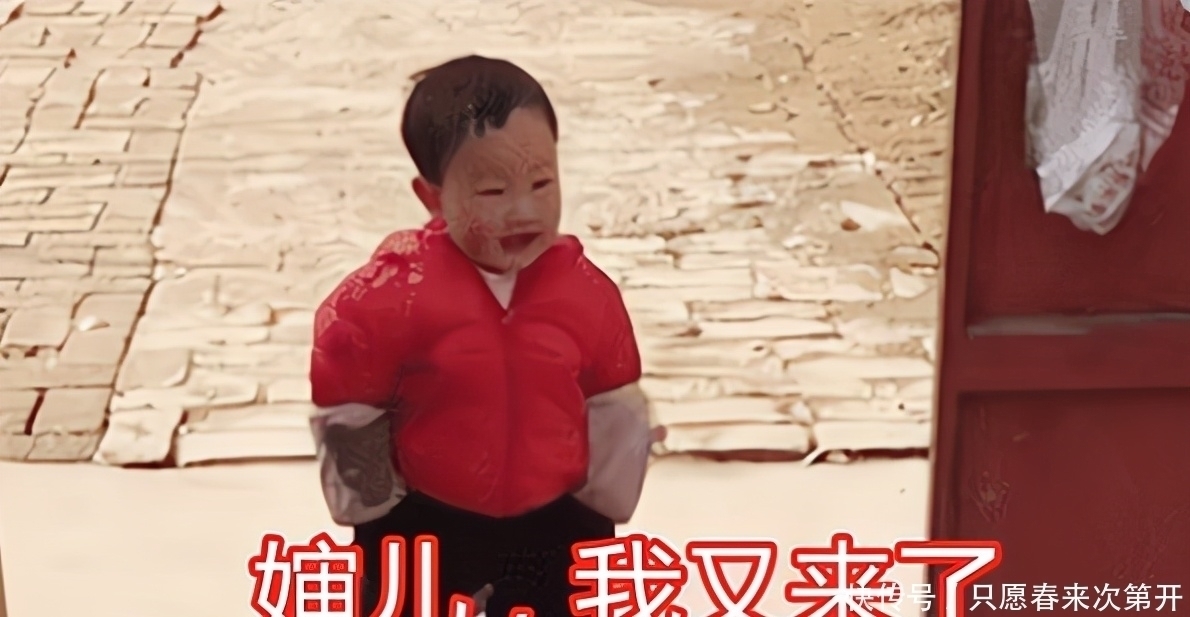 孩子|萌娃大摇大摆上门“蹭吃”火了,双手插兜表情贼逗:婶,我又来了