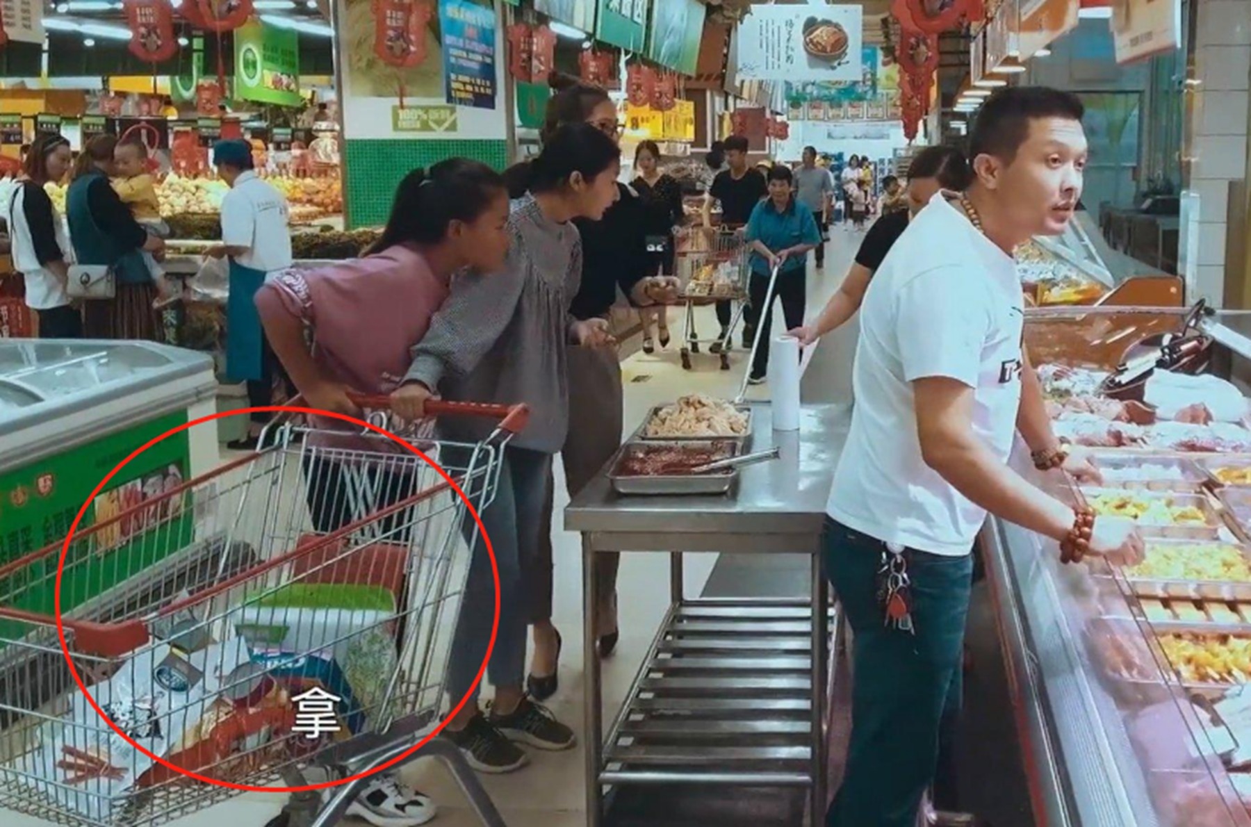 《變形計(jì)》農(nóng)村女孩要回村，挑上千元零食，富豪爸爸變臉真快