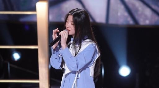 《好声音》开播至今,单依纯为何总是披着头发对比旧照我明白了!