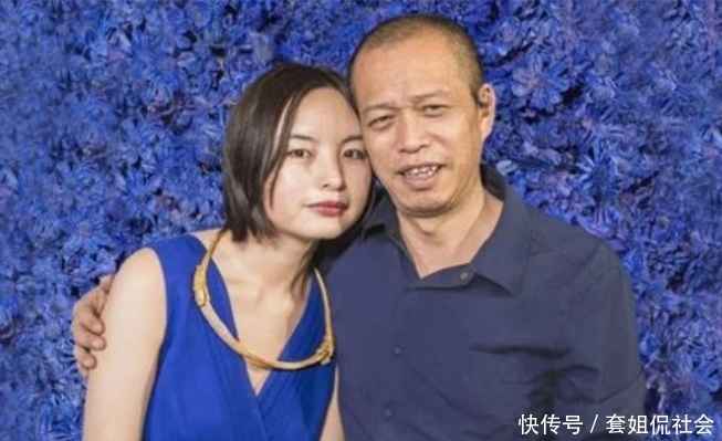 女子|行为艺术:他取出一根肋骨制成项链,送给最爱的5位女子戴上