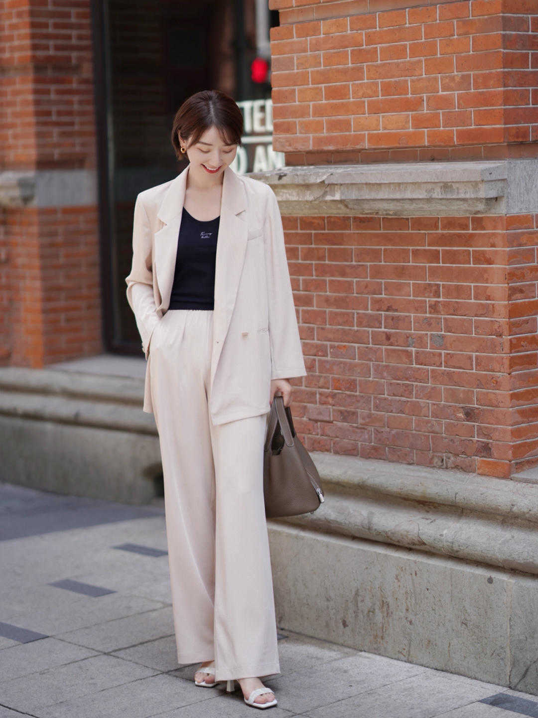 紧身|精致的女生从来不缺自信，高级优雅的30+穿搭方法，时髦又简约