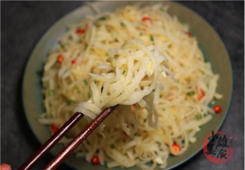 土豆丝还能上锅蒸大厨教你蒸土豆独特做法,一次蒸10个不够吃