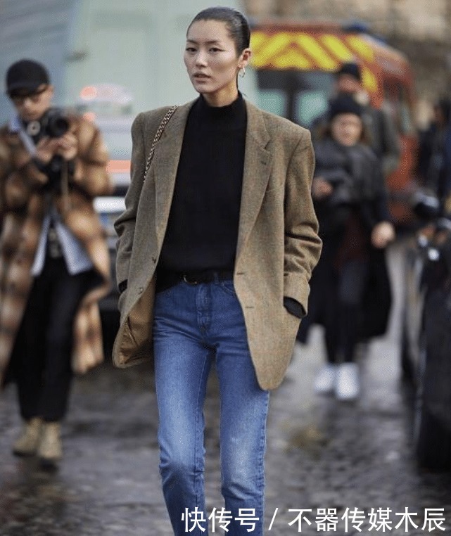 刘雯可真会玩,明明穿西装很高级,却要搭配紧贴头皮的大油头好丑